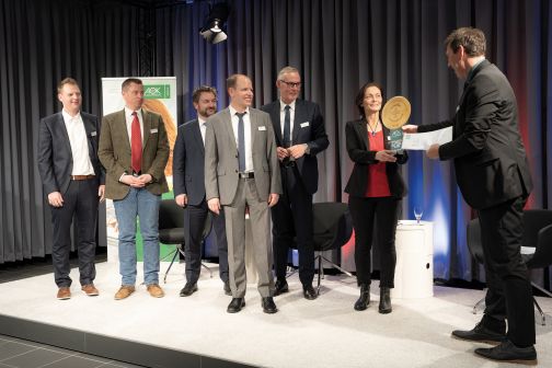Klaus Knorr von der AOK Bayern übergibt die Gold-Auszeichnung an Helga Knopf vom Betrieblichen Gesundheitsmanagment Glen Dimplex Deutschland