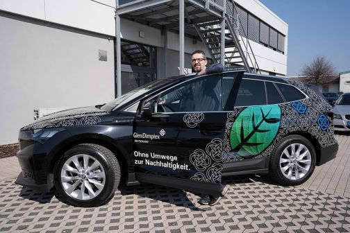 Heiko Martin (Leiter HR Service) mit dem ersten Elektroauto von Glen Dimplex Deutschland vor dem Forum in Kulmbach