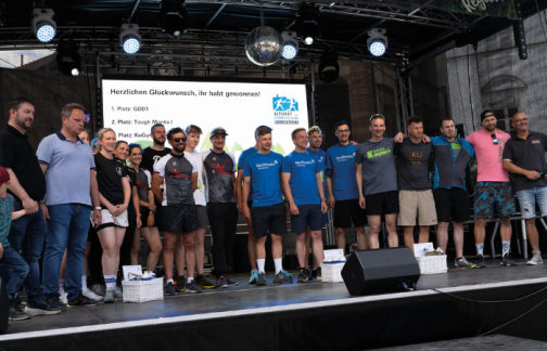 Sieger des Altstadtlaufs 2023 in Kulmbach stehen gemeinsam auf einer Bühne