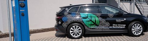 Das erste Elektroauto von Glen Dimplex Deutschland neben einer unser Ladesäulen, die den Skoda Enyaq mit Strom von der hauseigenen Photovoltaik-Anlage auf dem Dach des Forums versorgt