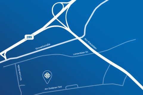 Das Bild zeigt einen Lageplan mit Straßen und einer Kennzeichnung wo sich Glen Dimplex Deutschland befindet. Straße "Am Goldenen Feld". Der Hintergrund der Karte ist blau. Alle Straßen sind weiße Linien.