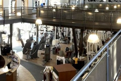 Innenraum eines Fitnessclubs mit Trainingsgeräten.
