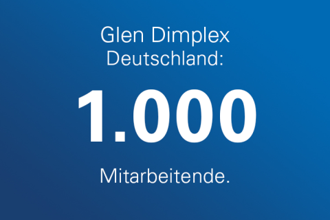 Blauer Hintergrund mit weißem Text: Glen Dimplex Deutschland: 1000 Mitarbeitende.